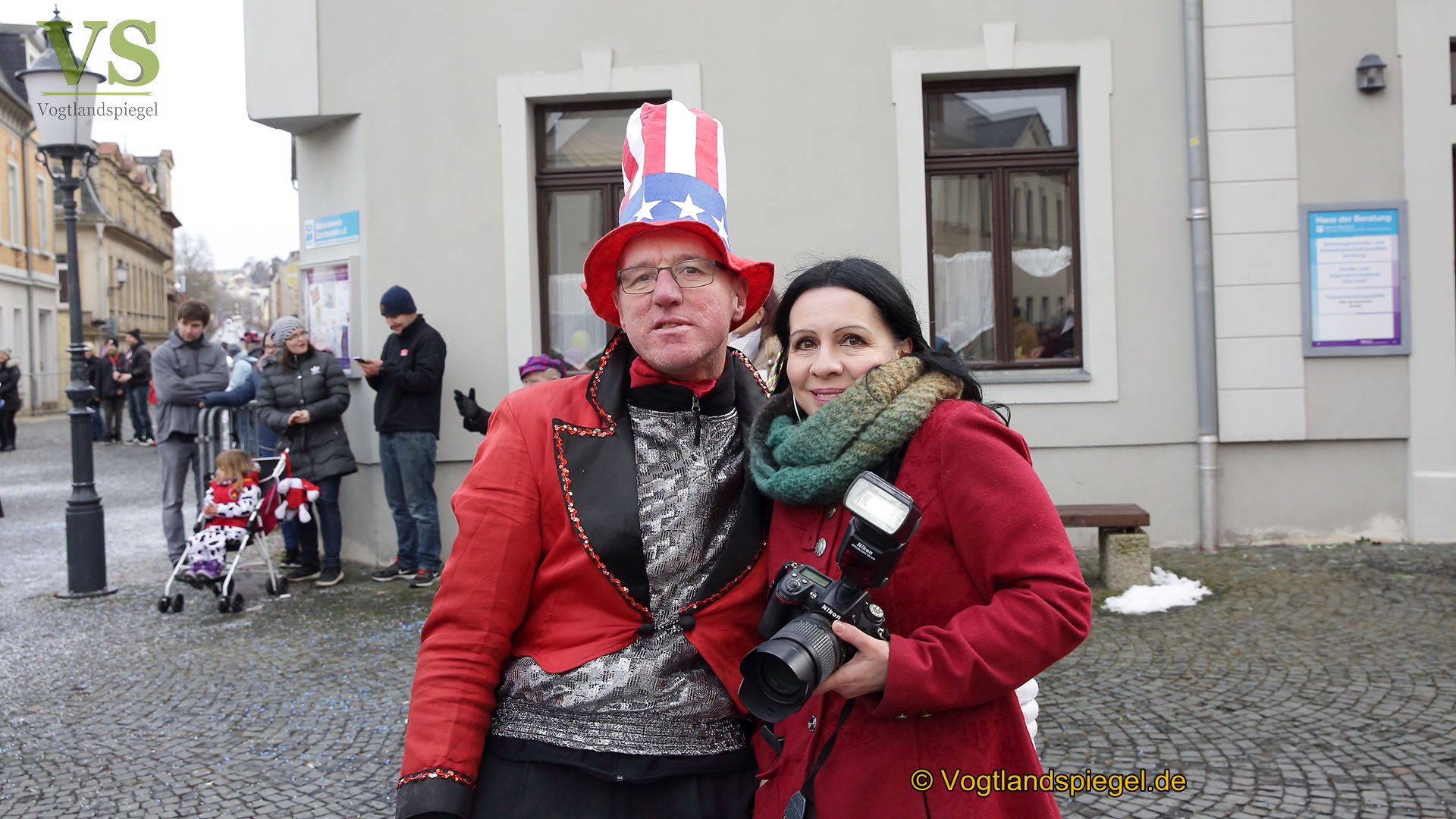 Greizer bejubeln 22. Rosenmontagsumzug