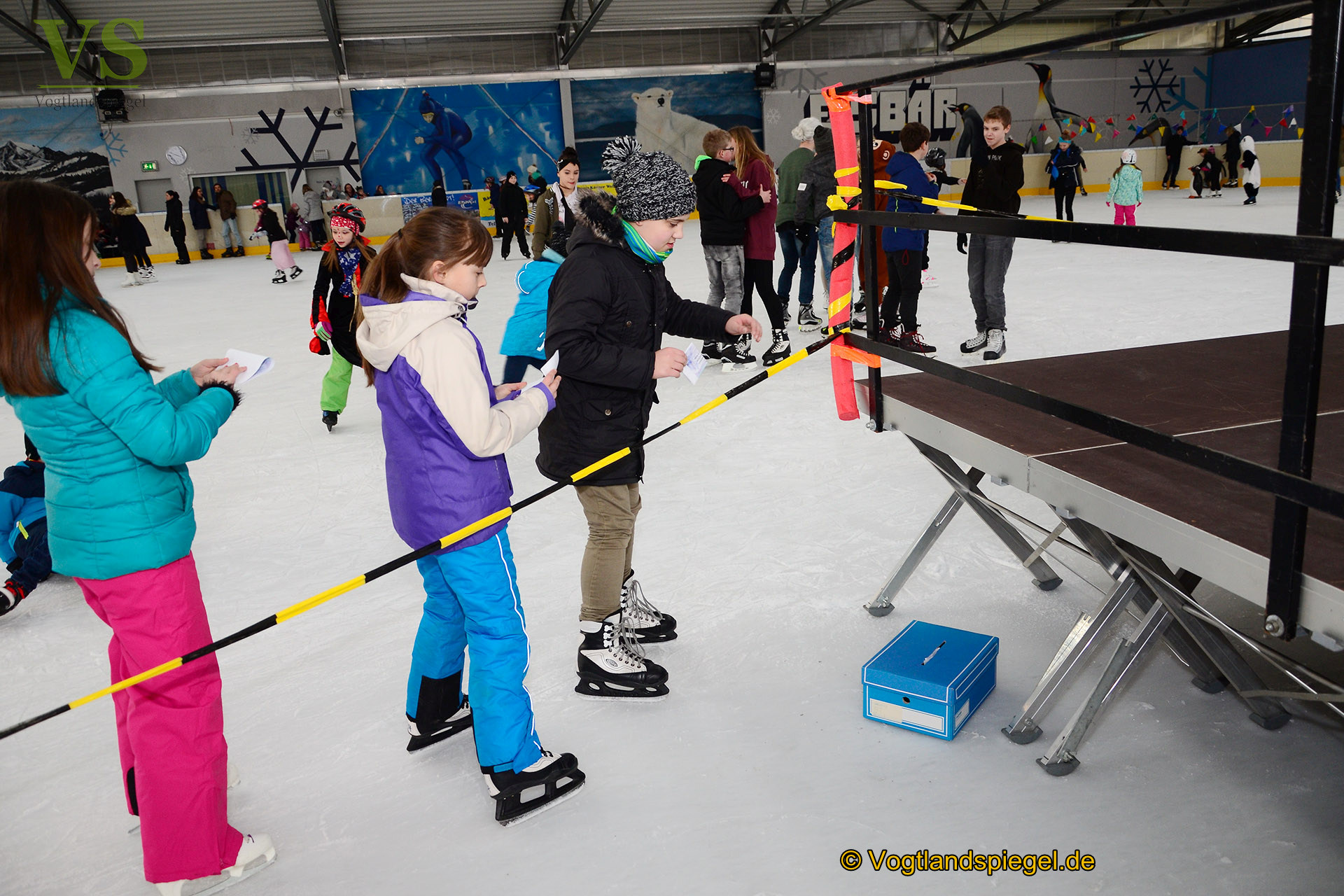 Am Freitagnachmittag wurde zum traditionellen Kindereisfasching auf die Eissportfläche der Stadt Greiz eingeladen