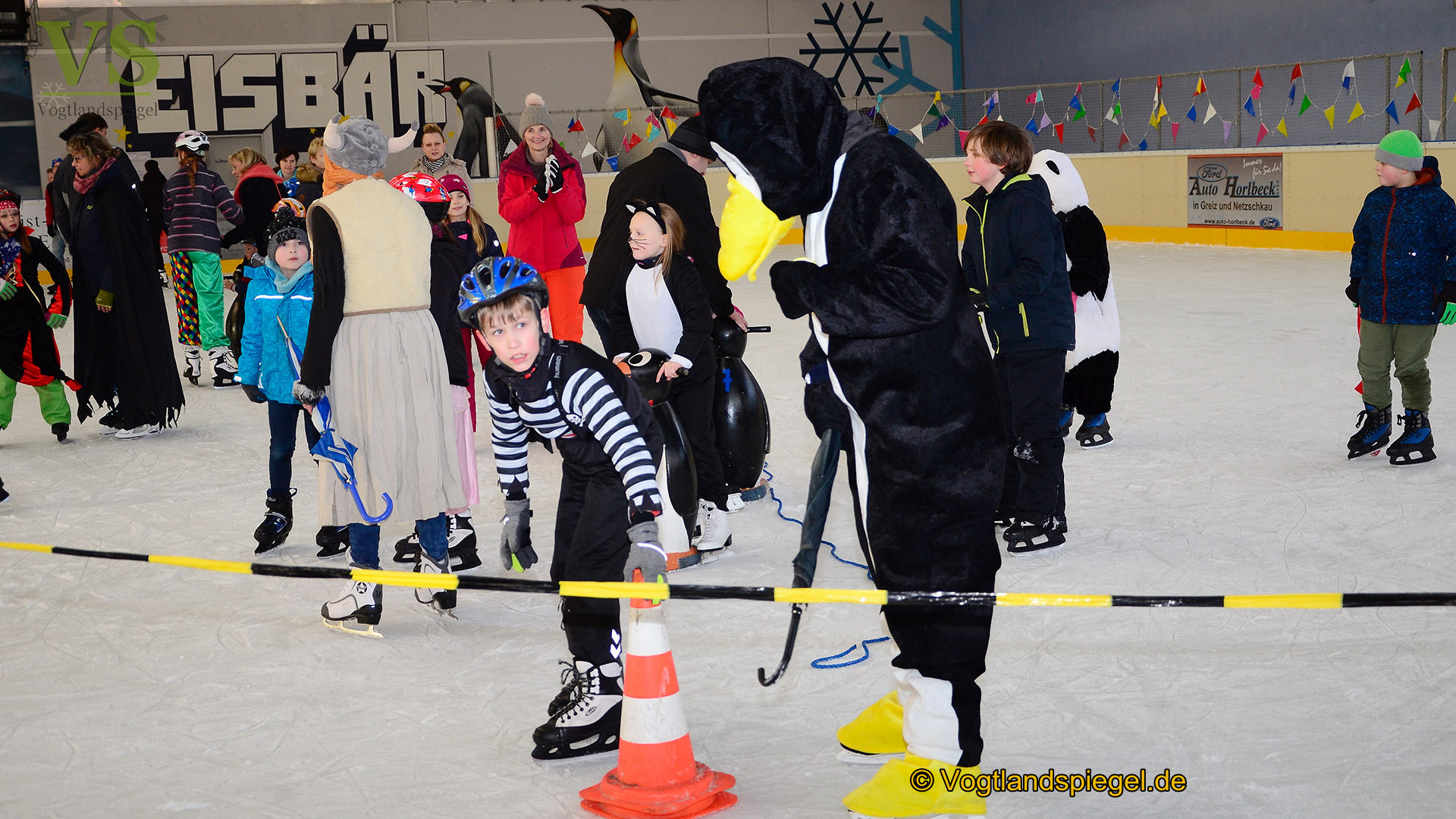 Am Freitagnachmittag wurde zum traditionellen Kindereisfasching auf die Eissportfläche der Stadt Greiz eingeladen