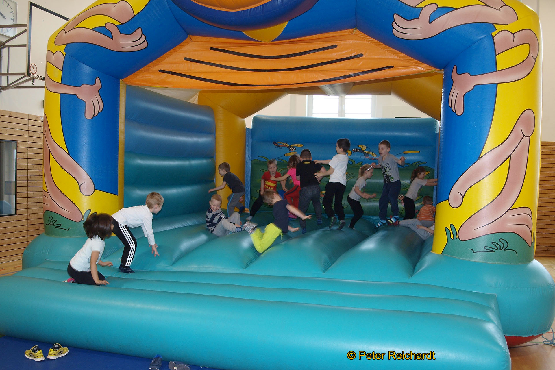 Kreissportjugend Greiz Sozialraum Südost feiert mit Kindergartenkindern und dem Osterhasen ein großes sportliches Osterfest