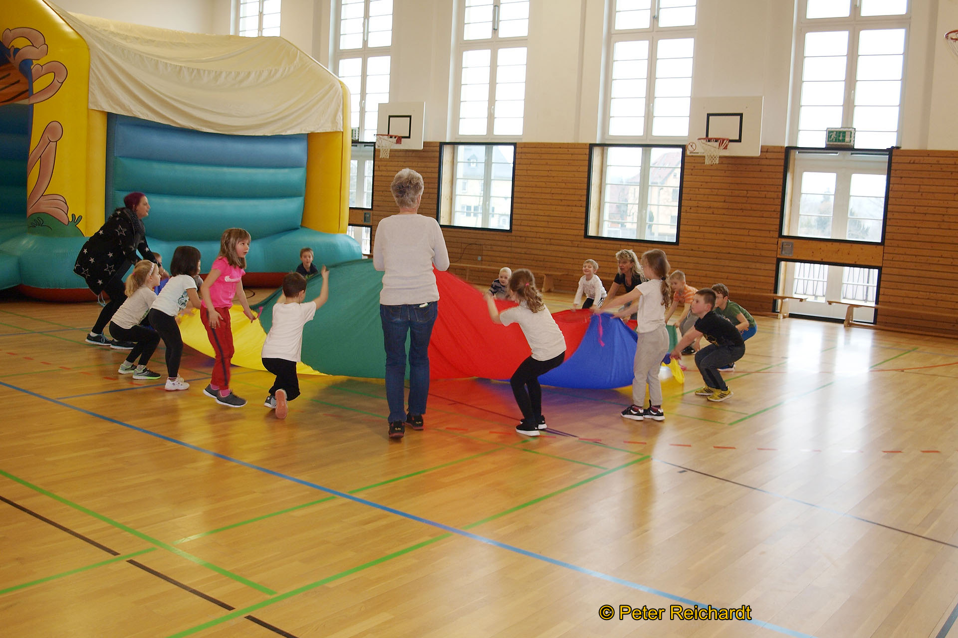 Kreissportjugend Greiz Sozialraum Südost feiert mit Kindergartenkindern und dem Osterhasen ein großes sportliches Osterfest