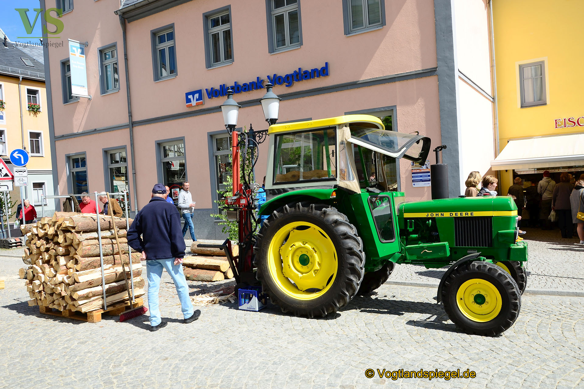 Greizer strömen in Scharen am 1. Mai zum Bauern -und Automarkt
