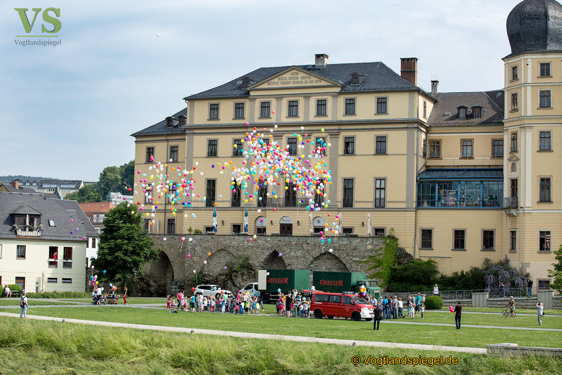 1000 Luftballons steigen über der Stadt Greiz auf