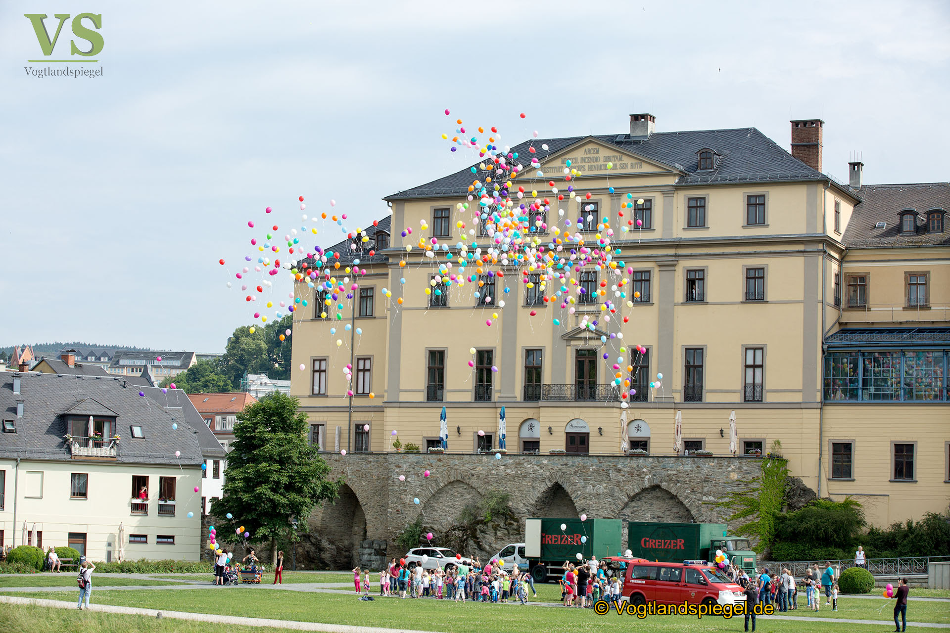 1000 Luftballons steigen über der Stadt Greiz auf