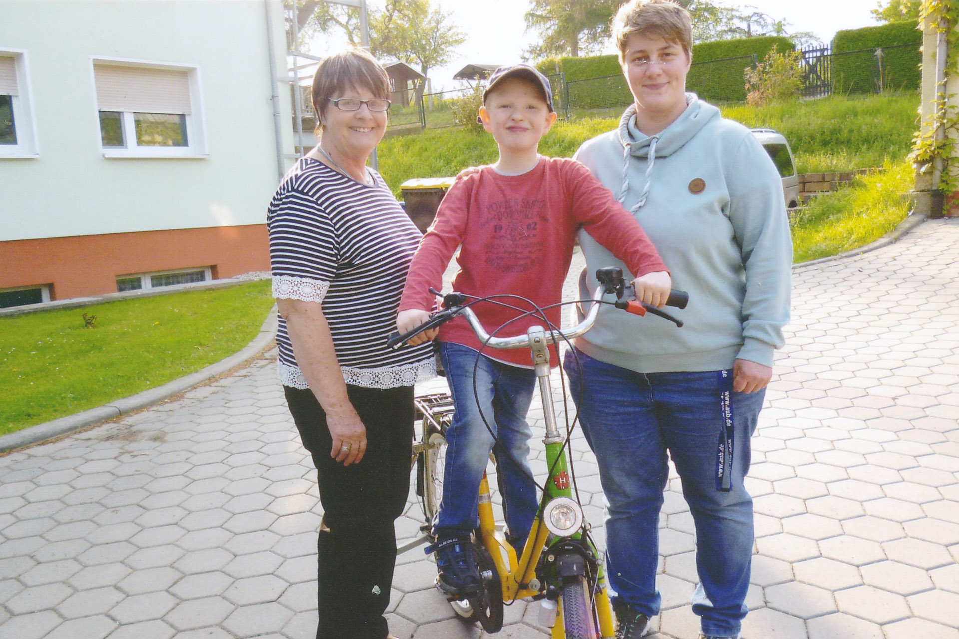 Diakonieverein Carolinenfeld: Chris-Leon freut sich über eigenes Fahrrad