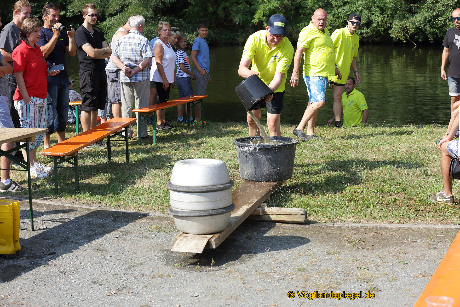 Spaßwettbewerb beim Dorffest in Neumühle/Elster: Zehn Teams beteiligten sich am Gaudiwettbewerb auf der Weißen Elster.