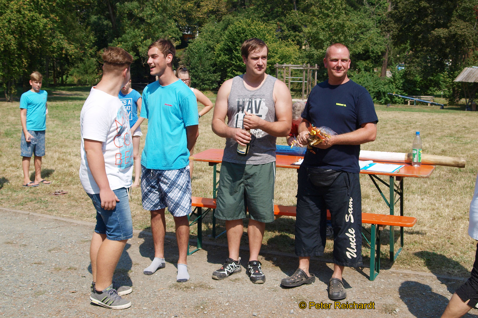 Spaßwettbewerb beim Dorffest in Neumühle/Elster: Zehn Teams beteiligten sich am Gaudiwettbewerb auf der Weißen Elster.