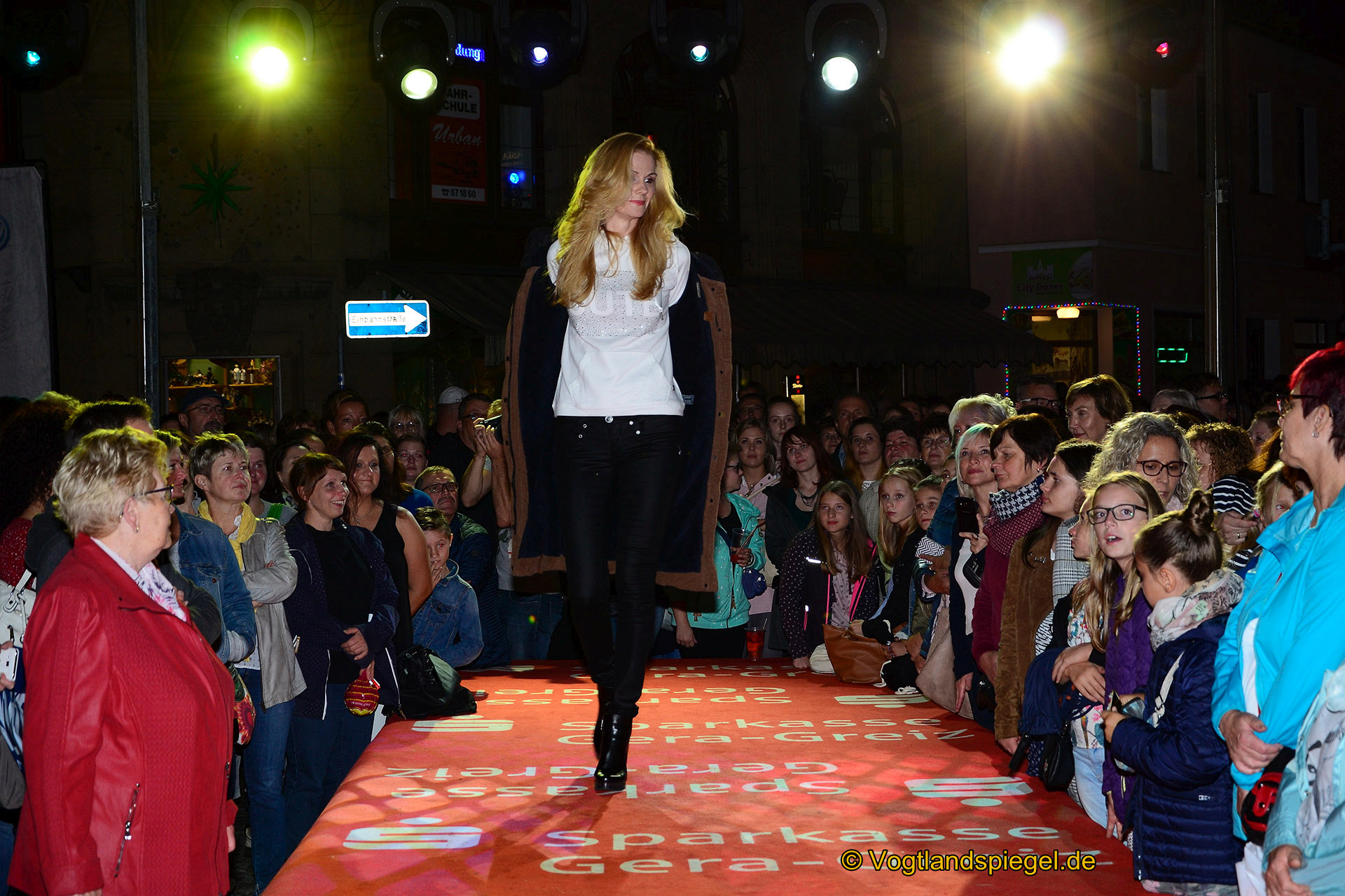 Sekt in the City: Große Modeschau brachte einen Hauch Paris nach Greiz