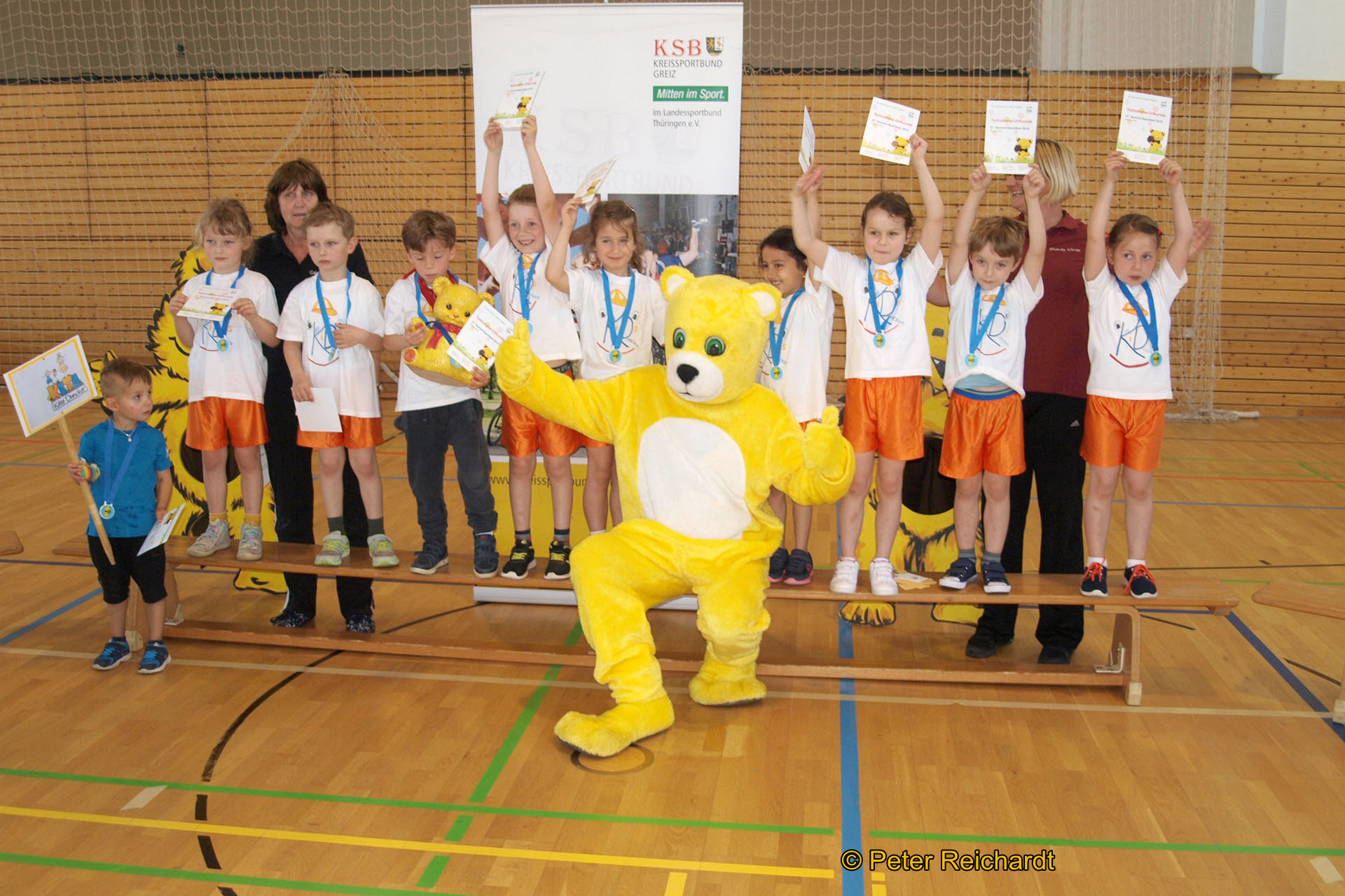 Die Siegermannschaft 2019, die Aktiven der Kindertagesstätte "Käte Dunker" Greitz, mit dem Bummi-Wanderpokal.