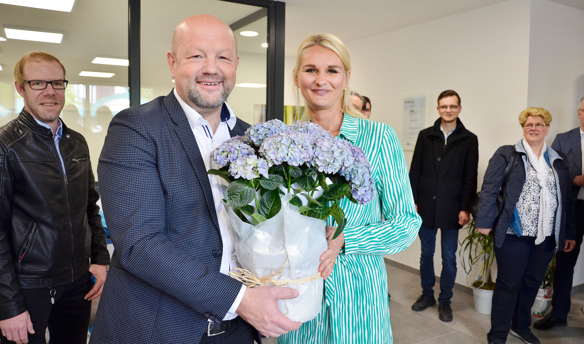Der Bürgermeister der Stadt Greiz, Alexander Schulze, wünscht Dr. Anna-Maria Nagel alles Gute für den Firmenstart auf dem Greizer Reißberg.