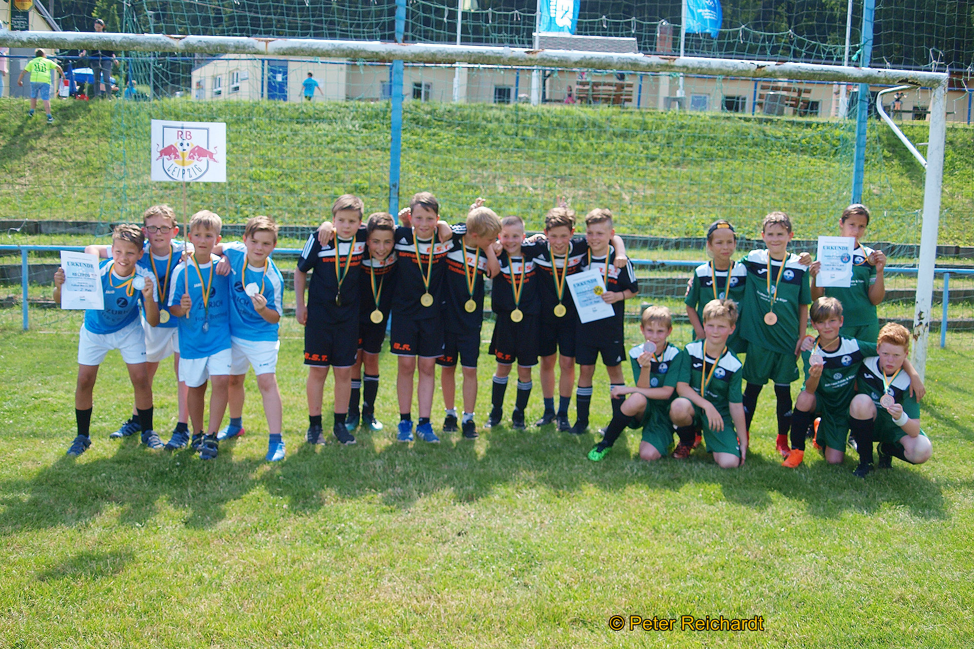 Die Medaillengewinner der Mini Champions League 2019 ( von links ) das Team RB Leipzig, das Team Borussia Dortmund, das Team Paris St. Germain.