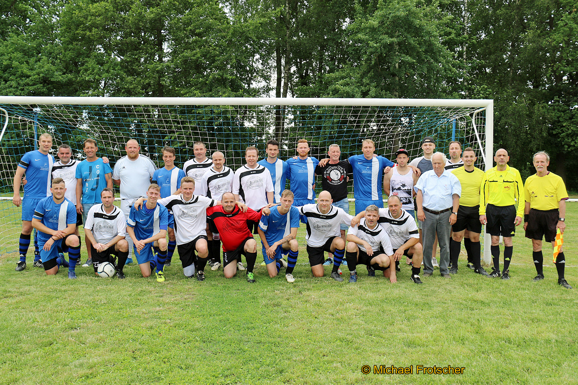 Gruppenbild der Legenden des Sports und des SV Blau-Weiß 90 Greiz
