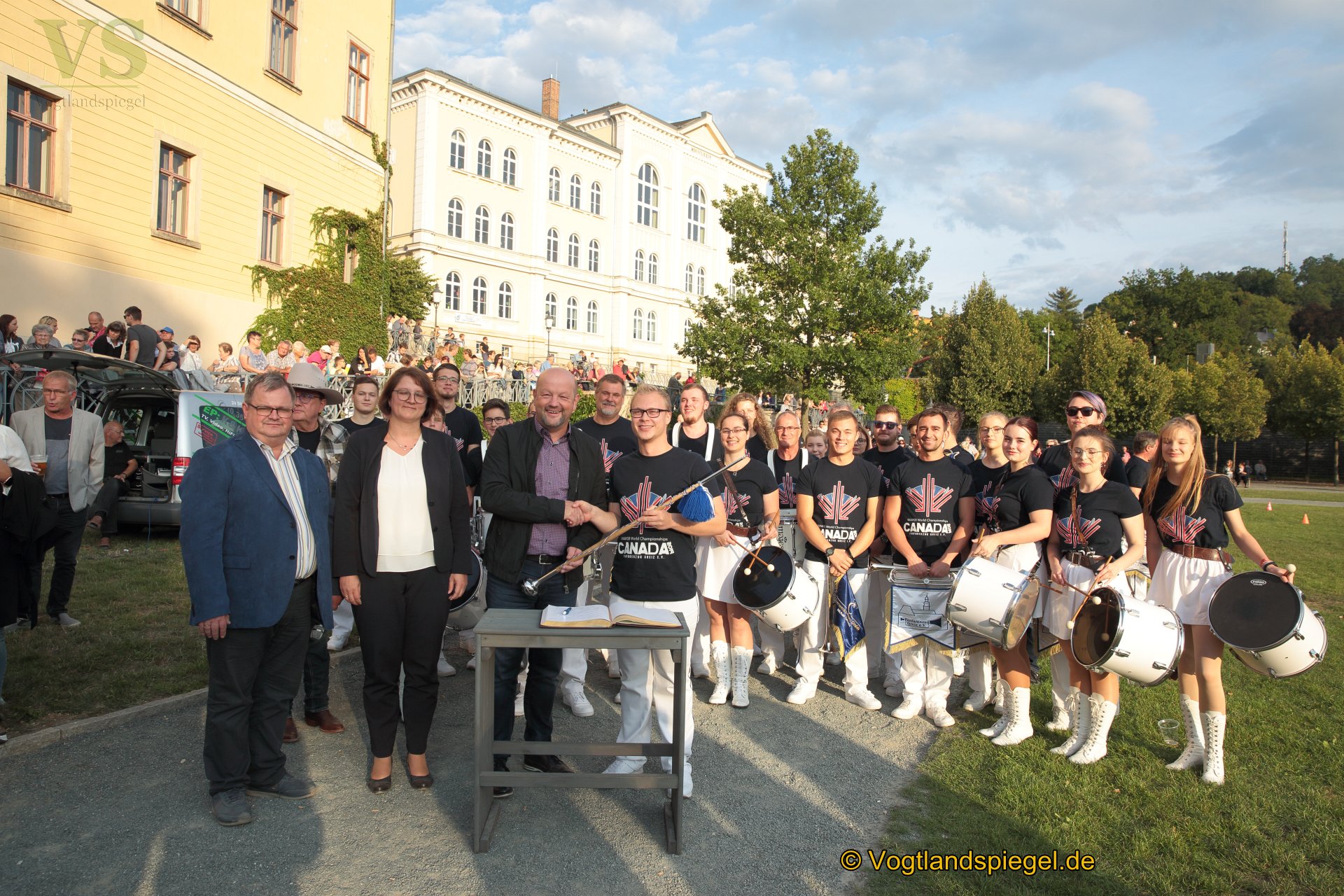 Präsentation ihres Weltmeisterschaftsprogramms zeigte der Greizer Fanfarenzug im Greizer Schlossgarten und schrieb sich ins goldene Buch der Stadt Greiz ein.