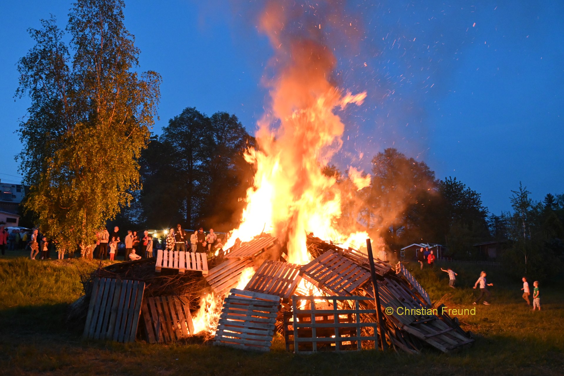 Maifeuer am Elsterufer und in Obergrochlitz