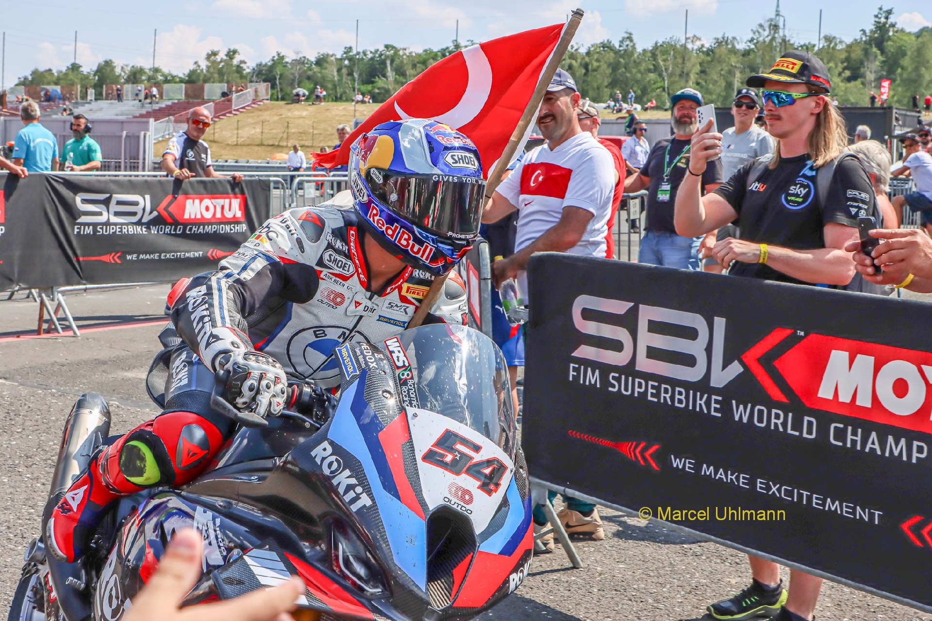 Superbike-Weltmeister Toprak Razgatlioglu besucht die DTM am Nürburgring
