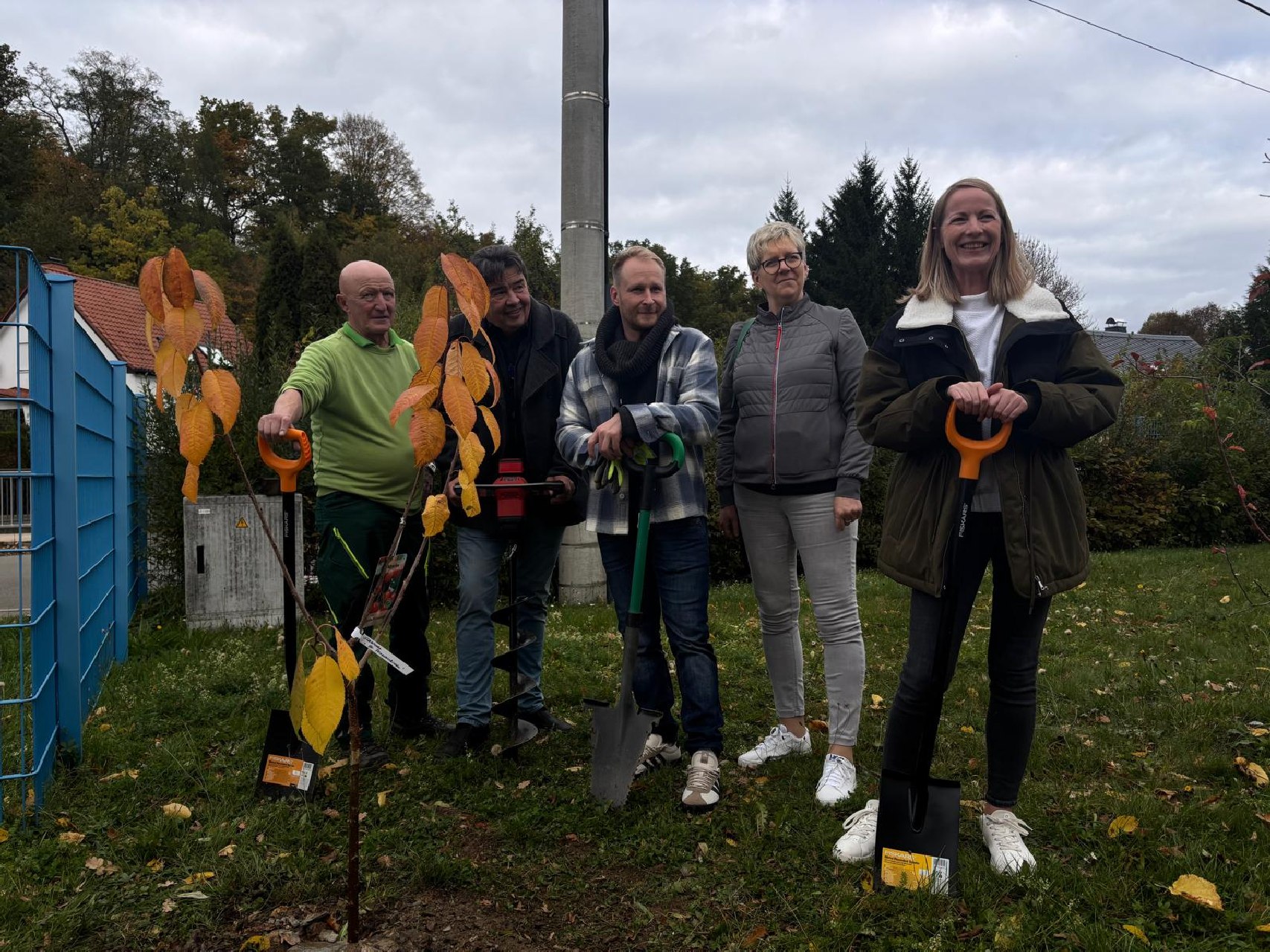 Greiz ErLeben e.V. pflanzt Kirschbaum in der Kita am Sommerbad – und nominiert 3 weitere Vereine