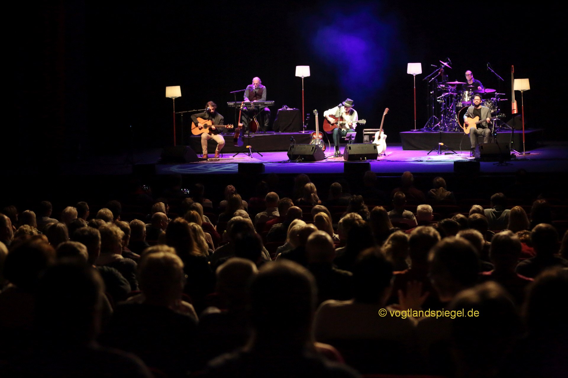 ERIC CLAPTON UNPLUGGED performed by 24 nights in der Vogtlandhalle