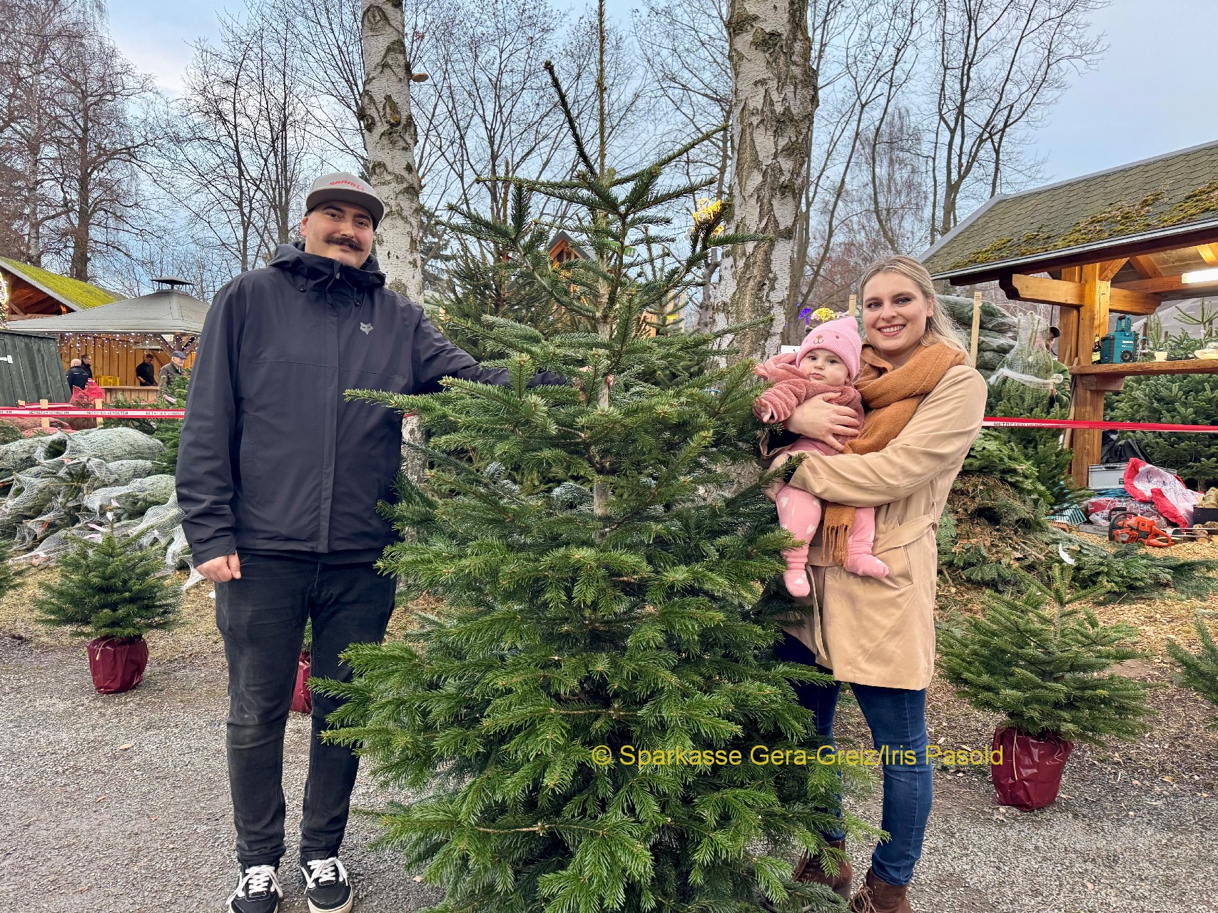 Der erste Weihnachtsbaum für frisch gebackene Eigenheimbesitzer