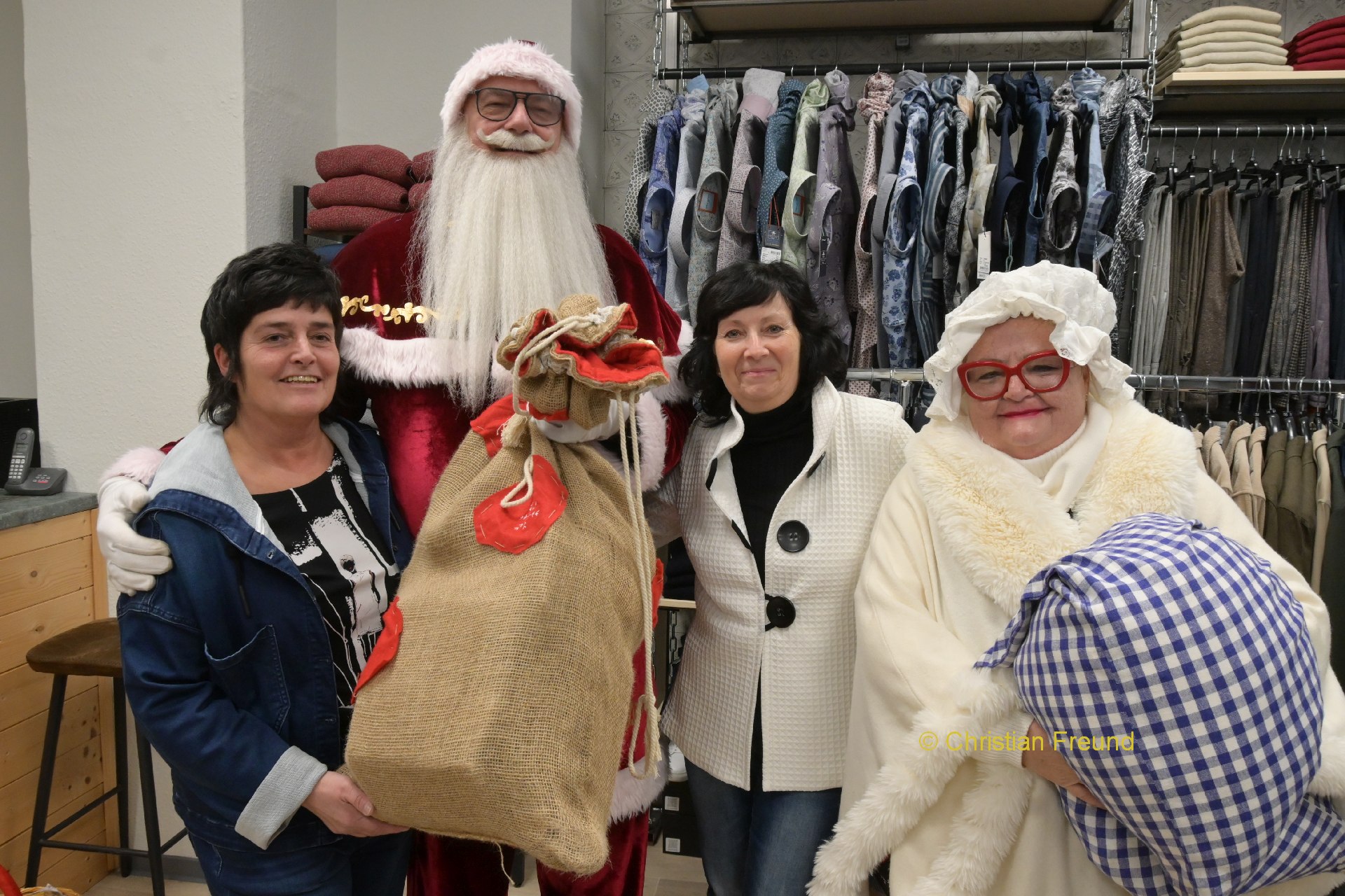 Frau Holle und Weihnachtsmann auf Dankestour